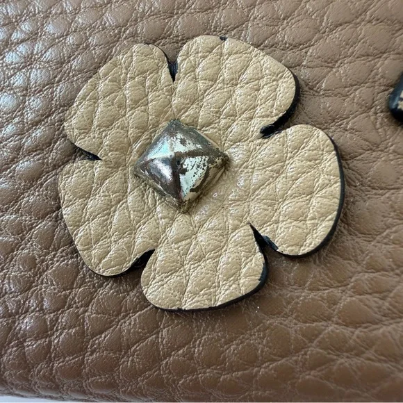 GUESS Glossy Black Shoulder Bag & Floral G-Logo Wallet Bundle - Picture 10 of 15